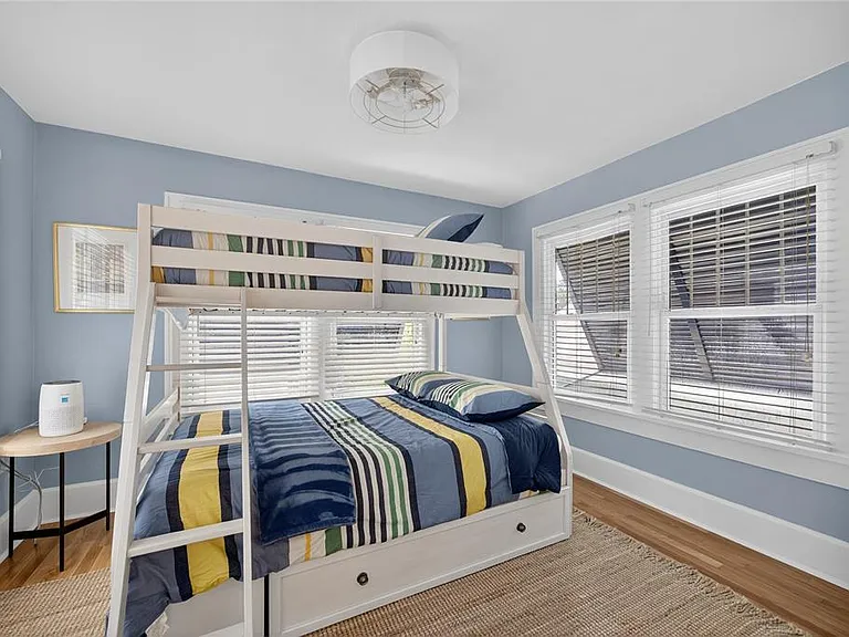 221 13th Ave NE — Photo 31