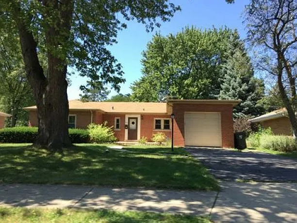 802 S Elmhurst Rd photo 1