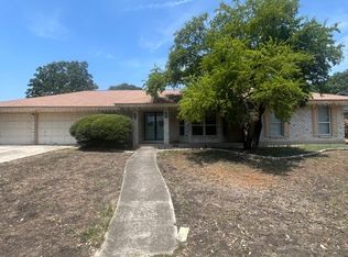 405 Crestwind Dr, Windcrest, TX 78239