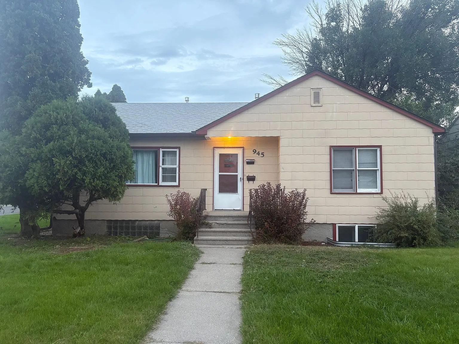 Centrally located 2 bed 1 bath upper level duplex — Photo 1