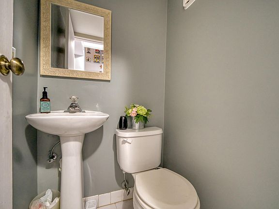 5th image of 160 Emily Ln