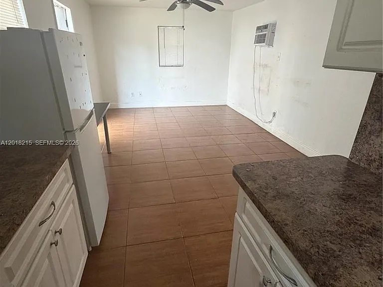 410 N 58th Ave — Photo 3