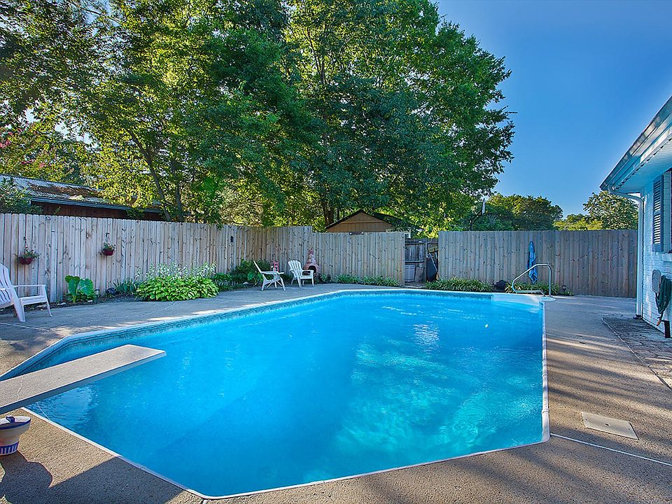 Sparkling swimming pool!