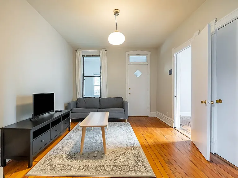 2345 N Bosworth Ave #1R — Photo 3