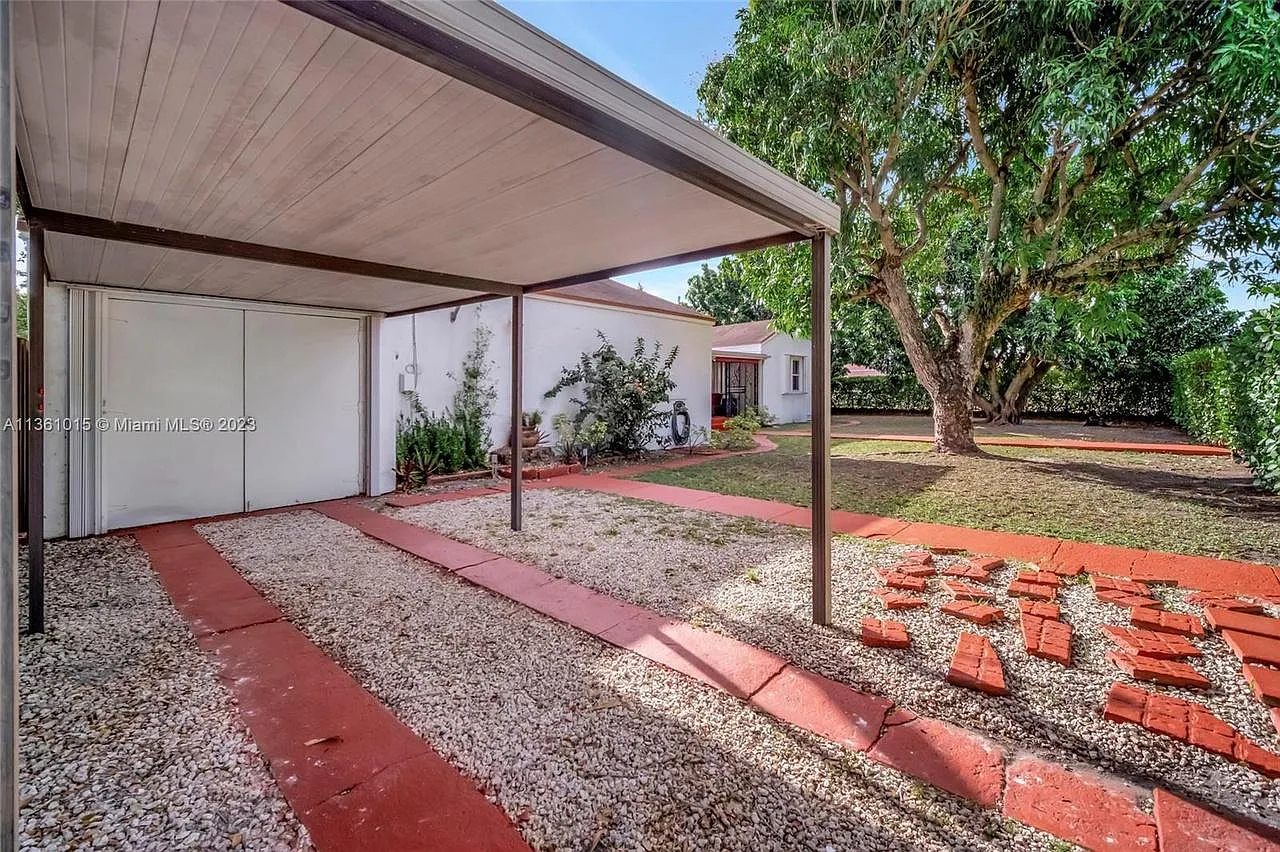 435 SW 33 Ave - Apartment 1 — Photo 1