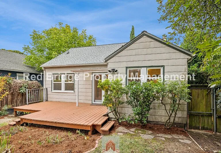 2619 NE Flanders St — Photo 35