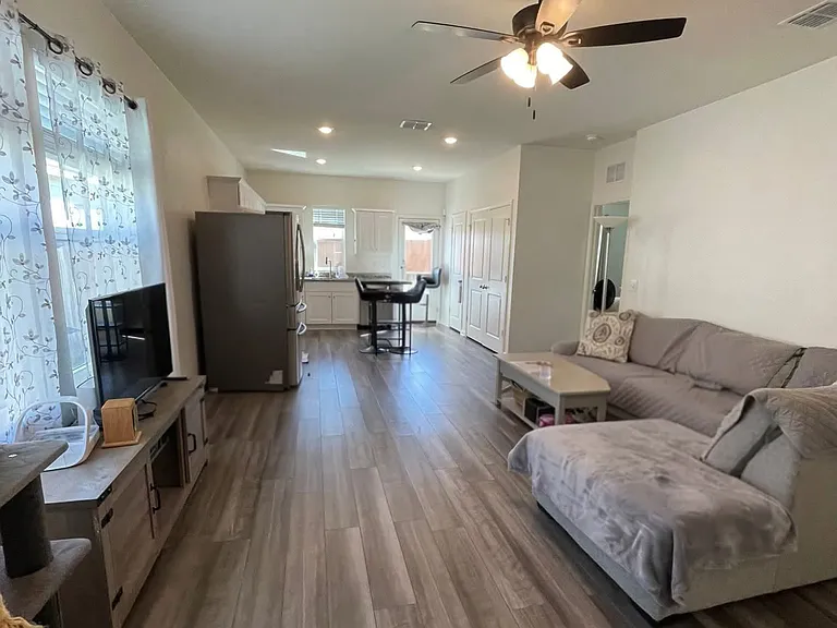 5227 Hickory Pl — Photo 2