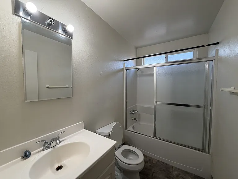 1704 Rose Ave — Photo 5