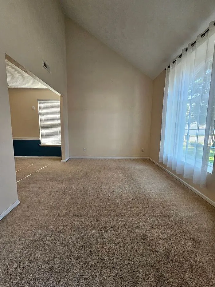4 bed, 2.5 bath, 2287 sqft, $2,500 — Photo 4