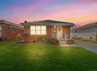 17060 Martin Rd, Roseville, MI 48066