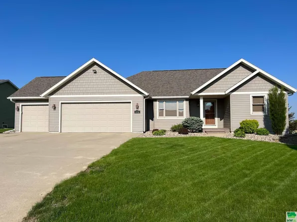 302 Michigan Ave NW, Orange City, IA 51041