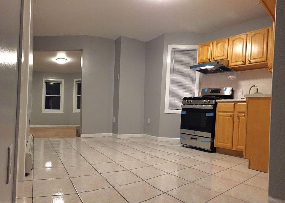Eat-In Kitchen/ Living room at end