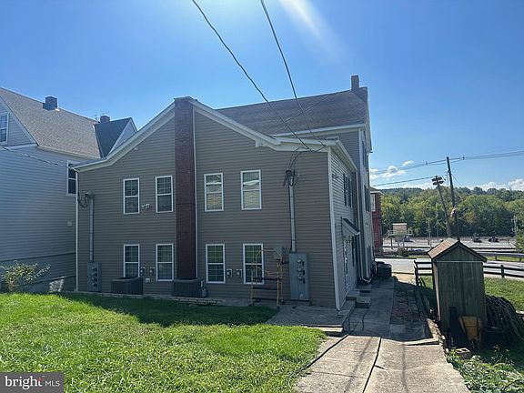 4th image of 107 E Potomac St