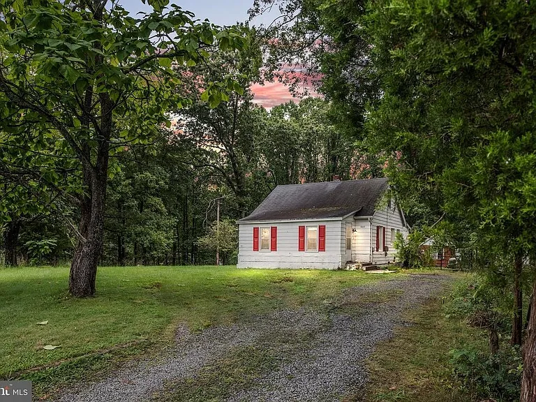 7019 Signal Hill Rd — Photo 1