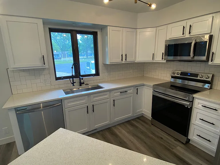 137 Linn St #UPPER — Photo 9