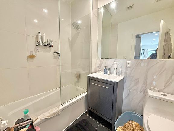 5th image of 818 Lexington Ave APT 1D