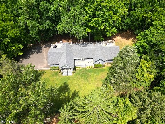 4th image of 901 Evergreen Ln