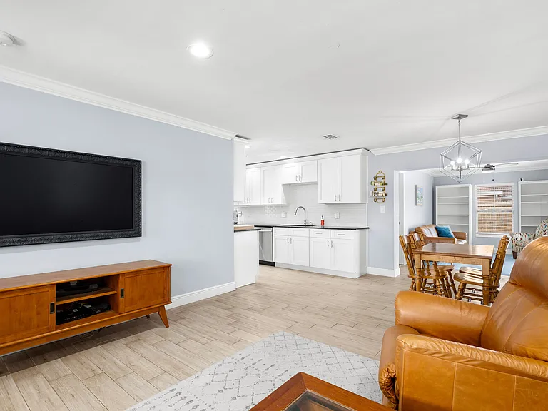 2376 Forest Dr — Photo 7