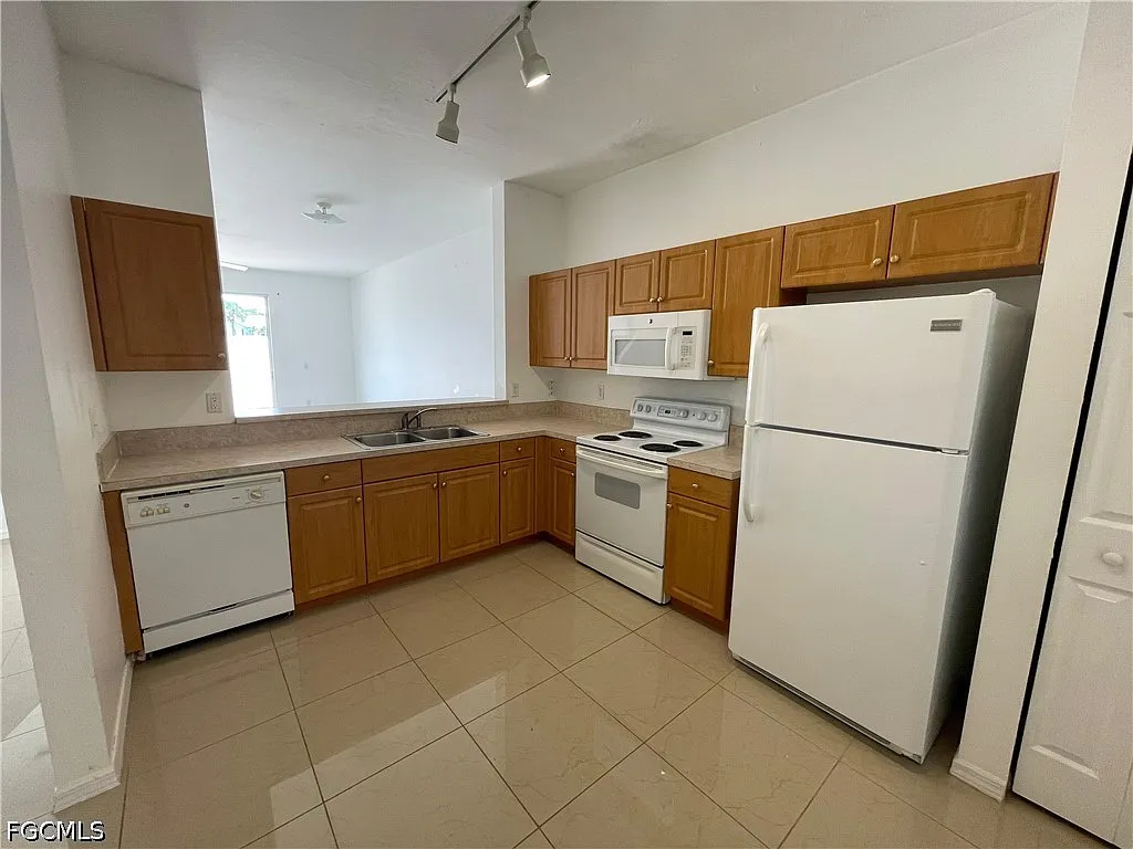 2 bed, 2.5 bath, 1447 sqft, $1,650 — Photo 2