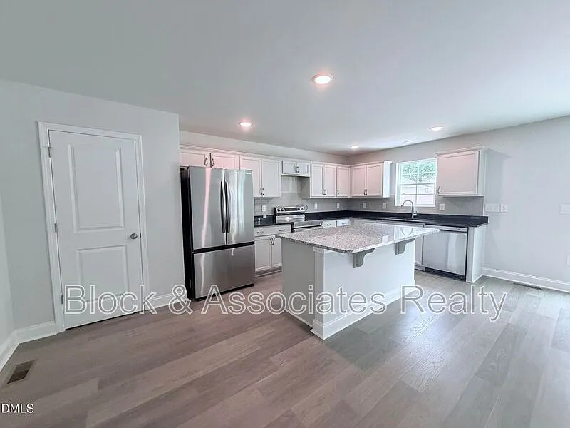 4 bed, 3.0 bath, $2,400 — Photo 3
