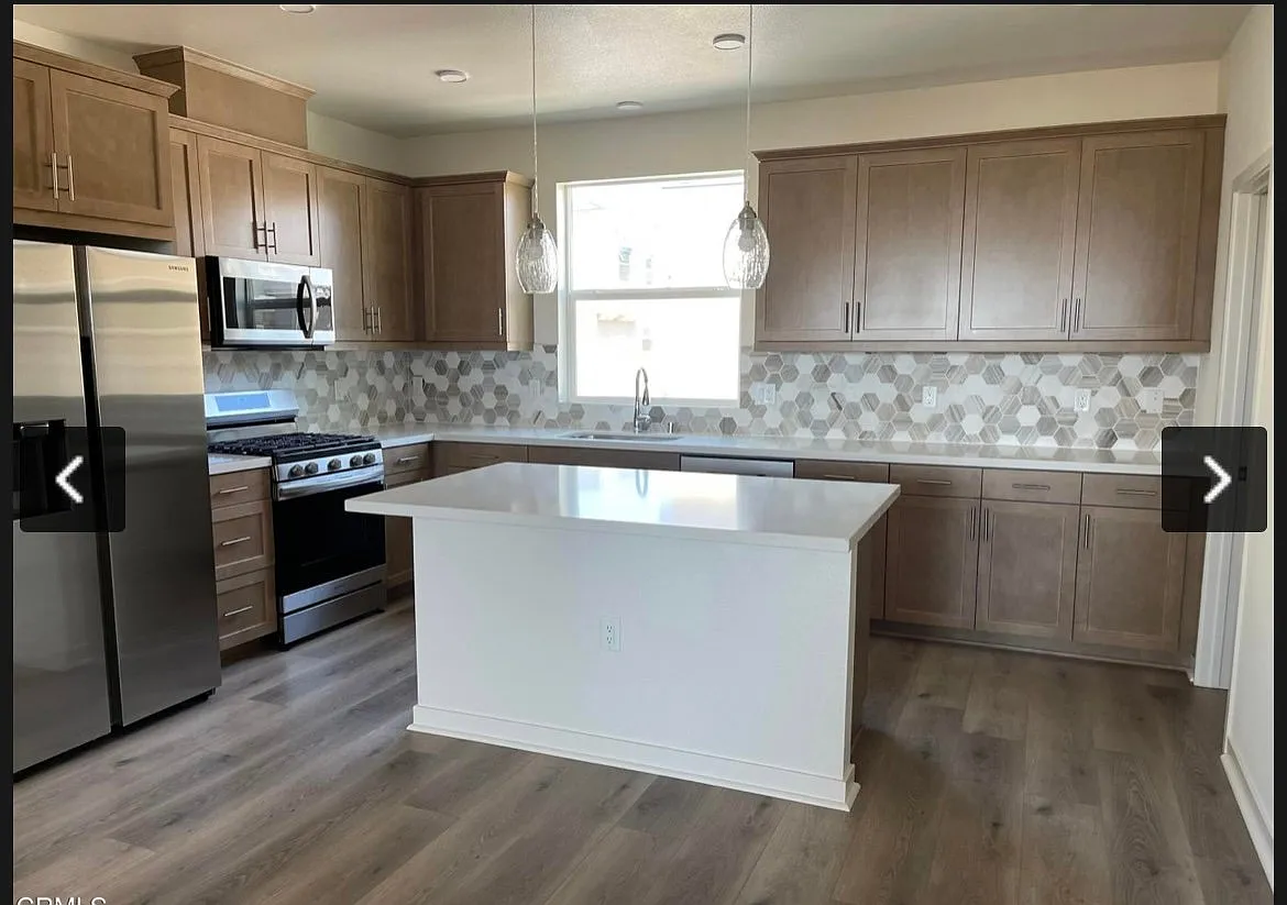 Beautiful 4 Bed 3.5 Bath Townhouse in Oxnard | Available 8/17/2026 | $4300 rent | 633 Winchester Dr — Photo 3