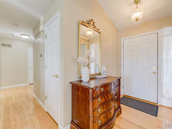 4th image of 5152 Kings Park Dr