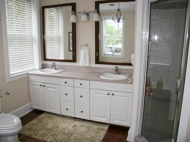215 W Huntingdon St — Photo 2