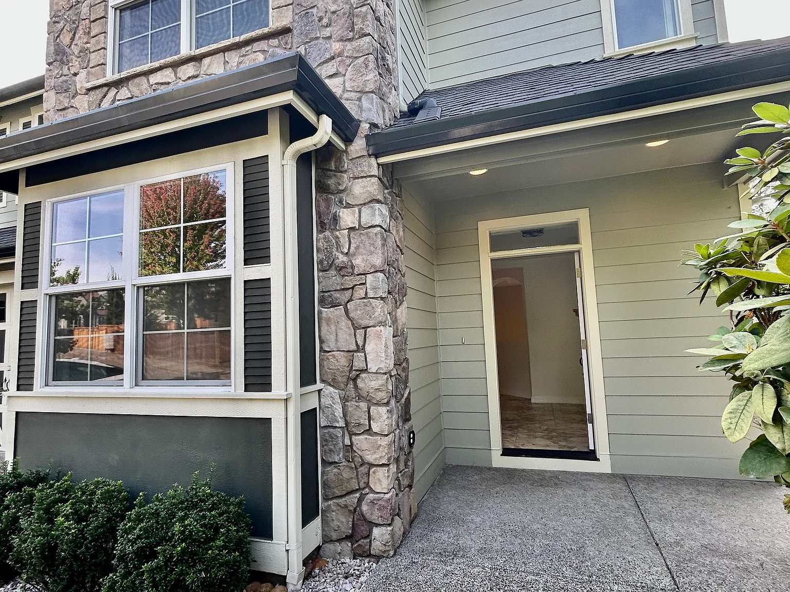 4 bed, 2.5 bath, 3041 sqft, $3,950 — Photo 2