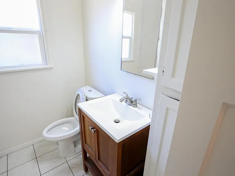 19422 Archwood St — Photo 22