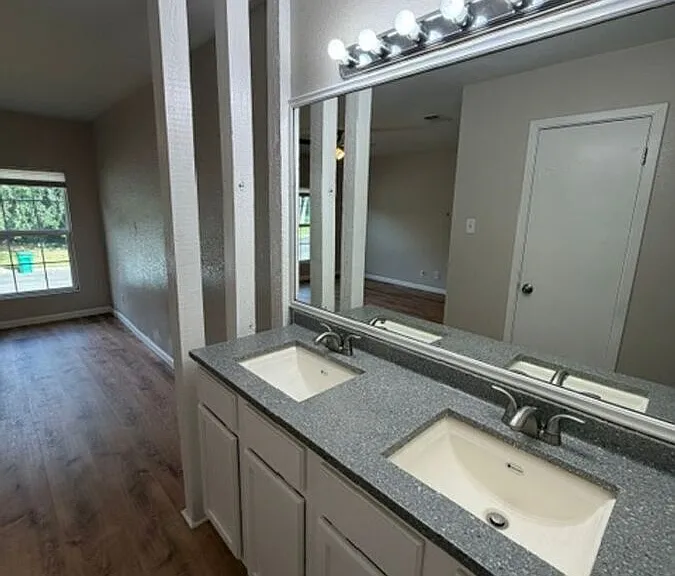 815 Cedar Oaks Ln — Photo 18