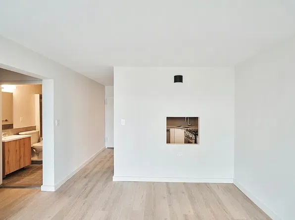 546 Main St, New York, NY