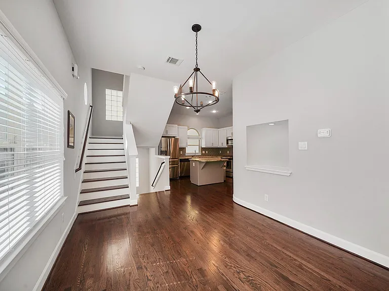 526 Westcross St — Photo 9