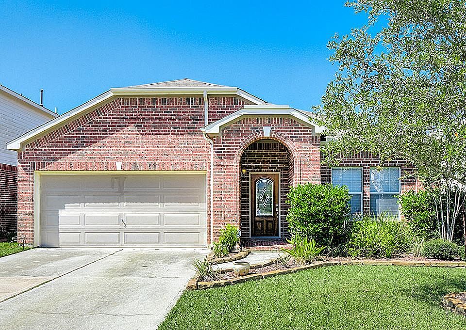 Beautiful one story brick home in Lakes at Grand Harbor!