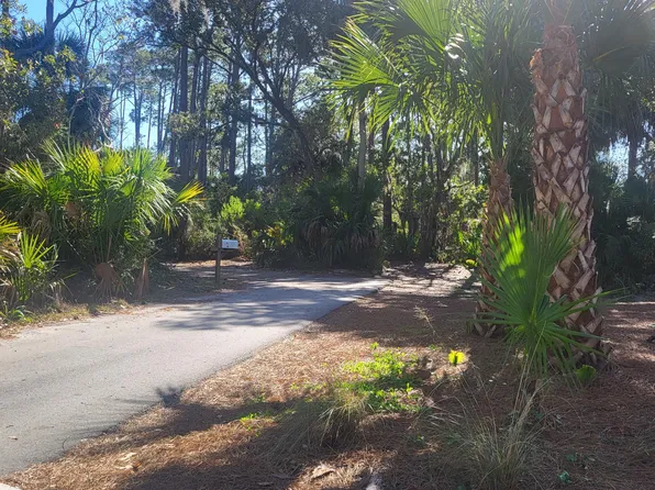 26 Lakeview Ln, Saint Helena Island, SC 29920