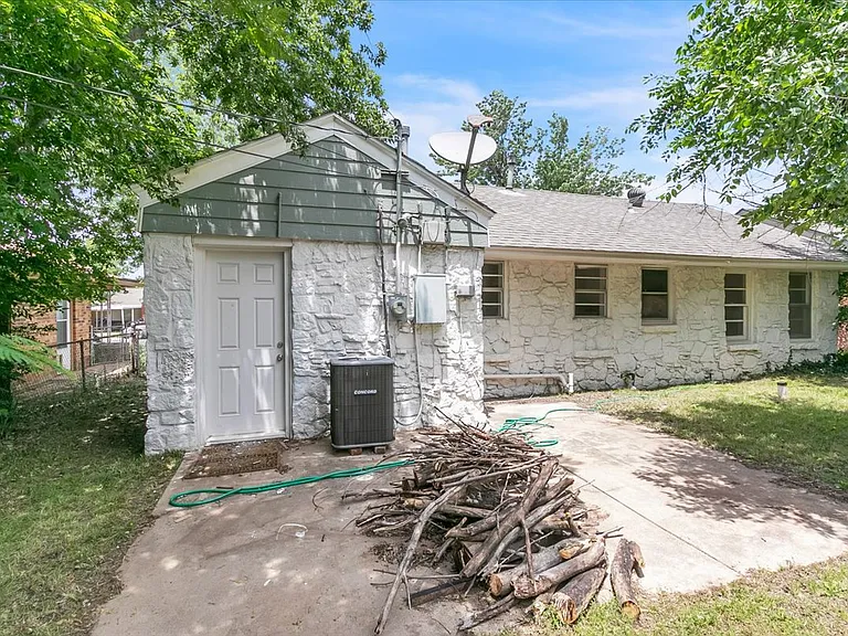 2116 Andover Ct — Photo 30