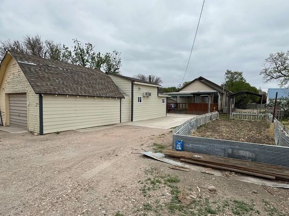 425 Park St, Quinter, KS 67752