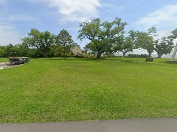 108 Market St, Waveland, MS 39576