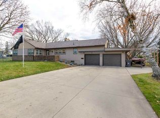 3207 Sunray Dr, Cedar Falls, IA 50613