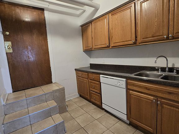 4th image of 3258 W Belle Plaine Ave #G