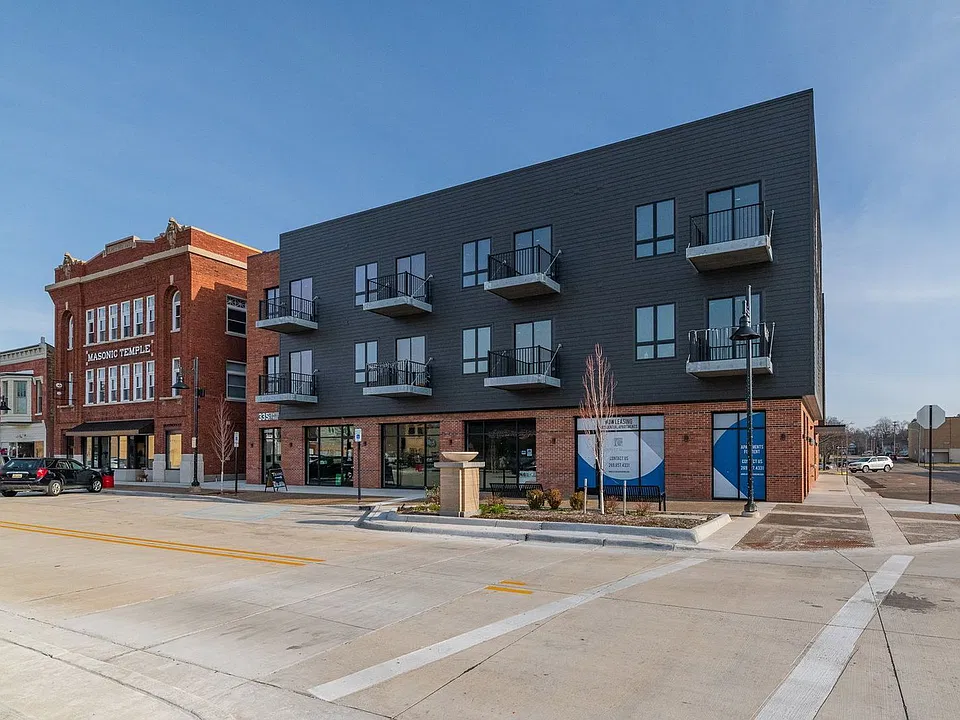 335 Center St #206