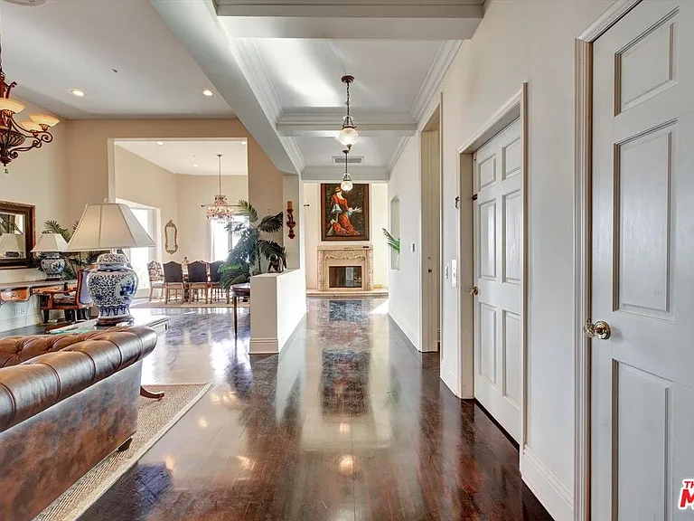 5805 Foxview Dr — Photo 2