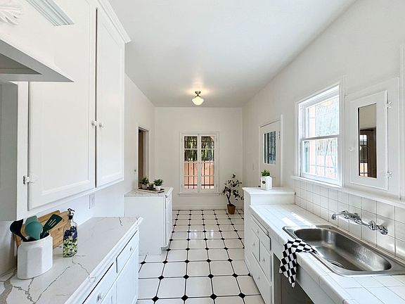 5th image of 221-27 S Gramercy Pl #227