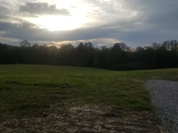 960 Petit Ln, Wartburg, TN 37887
