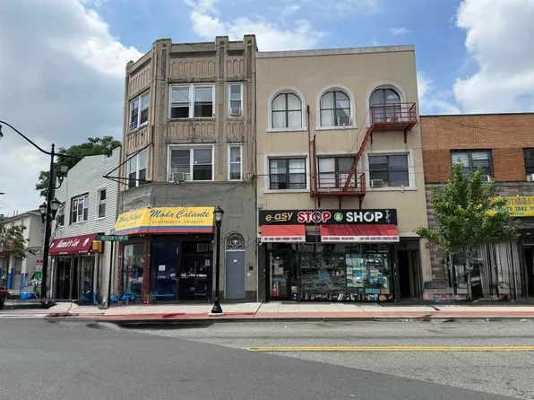 615 Summit Avenue image 1 of 4