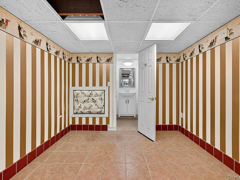 1155 Webster Ave — Photo 27