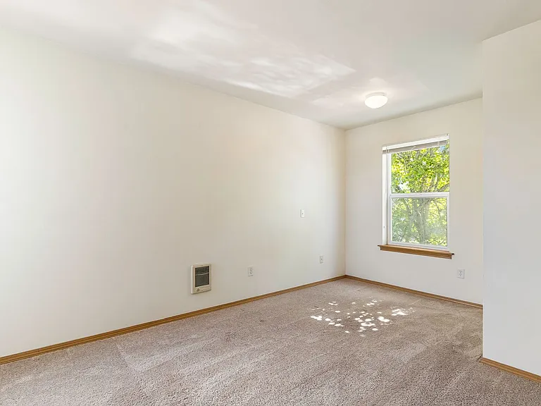 617 N State St — Photo 28