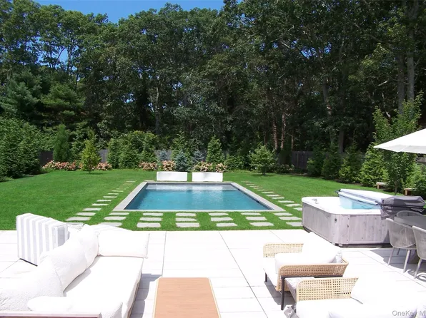 47 School St, Hampton Bays, NY 11946