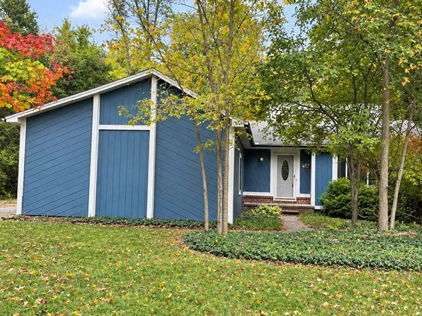 3255 McCluskey Dr, Pinckney, MI 48169