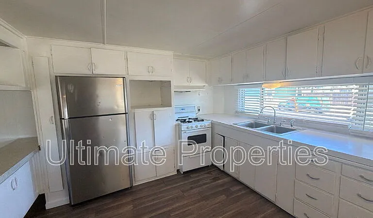 2077 E Charleston Ave — Photo 2