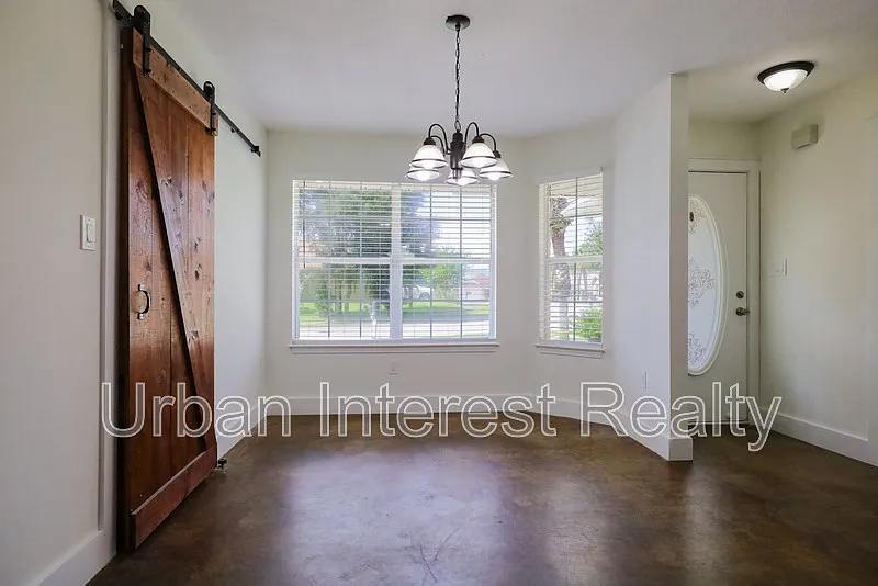 4 bed, 2.0 bath, 1950 sqft, $3,250 — Photo 2
